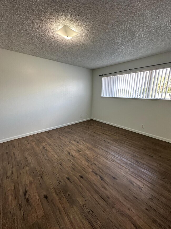 Building Photo - 1069 Cherry Ln
