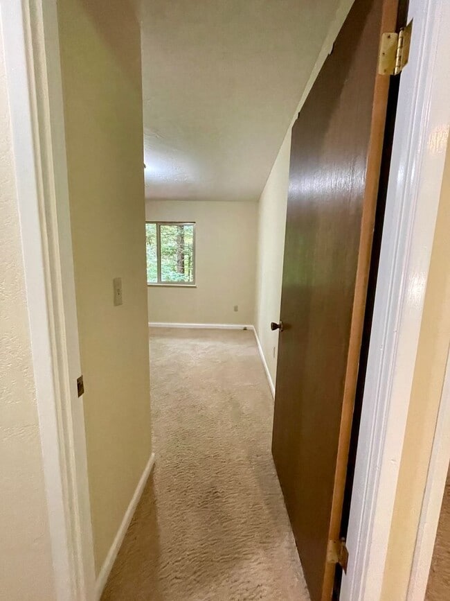 Building Photo - 4 bed, 3 bath split-level home in a private, forested setting (Bayside)