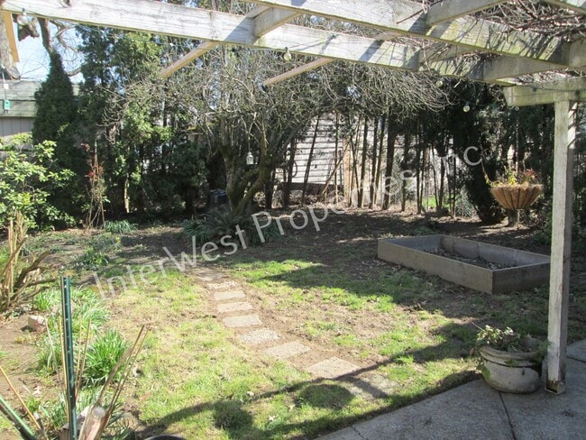 Building Photo - Montavilla Cutie! 2bd 1 ba home with Garag...