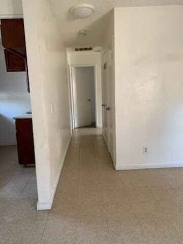 Hallway -Pasillo - 609 Moore St