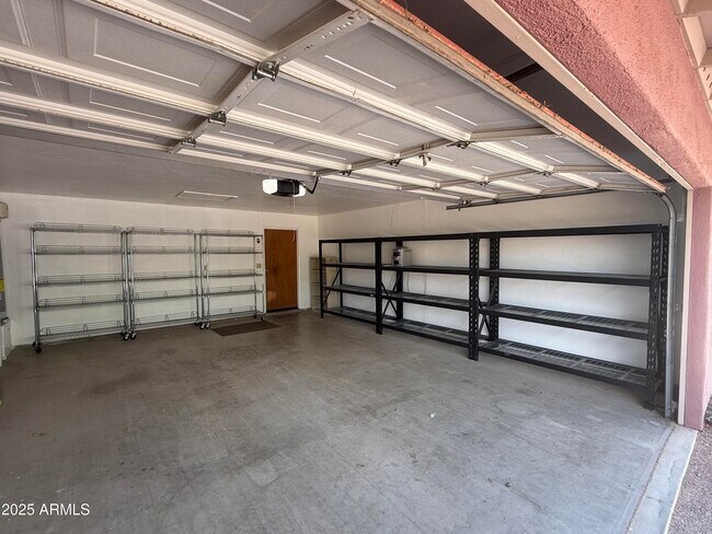 Building Photo - 5081 N Bear Canyon Rd