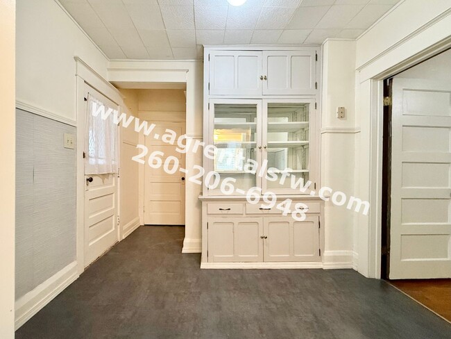 Building Photo - 919 Rivermet Ave