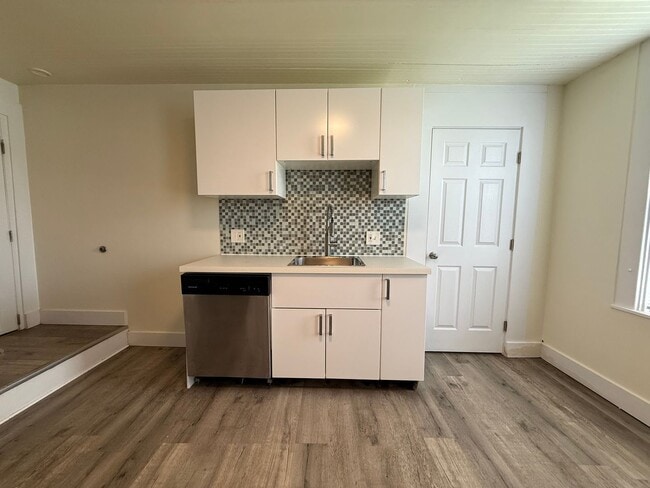 Building Photo - Updated 3 BR 2 Full Bath house w/ Yard!