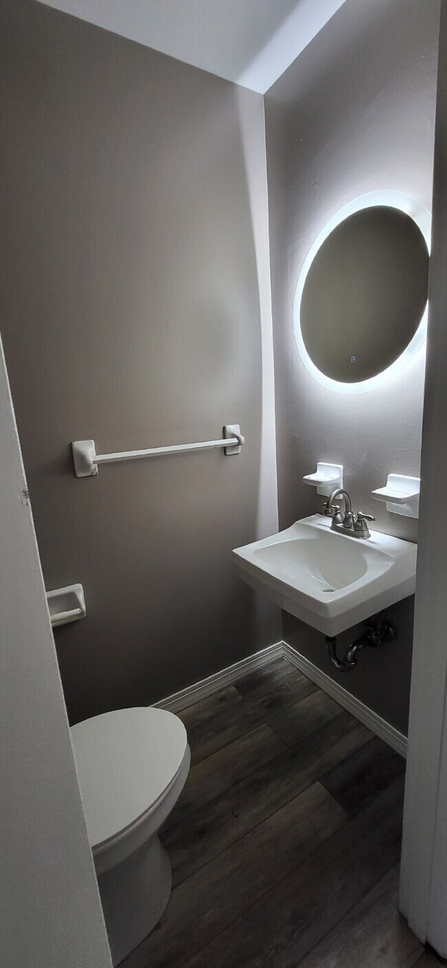 Building Photo - Two Bedroom Townhouse