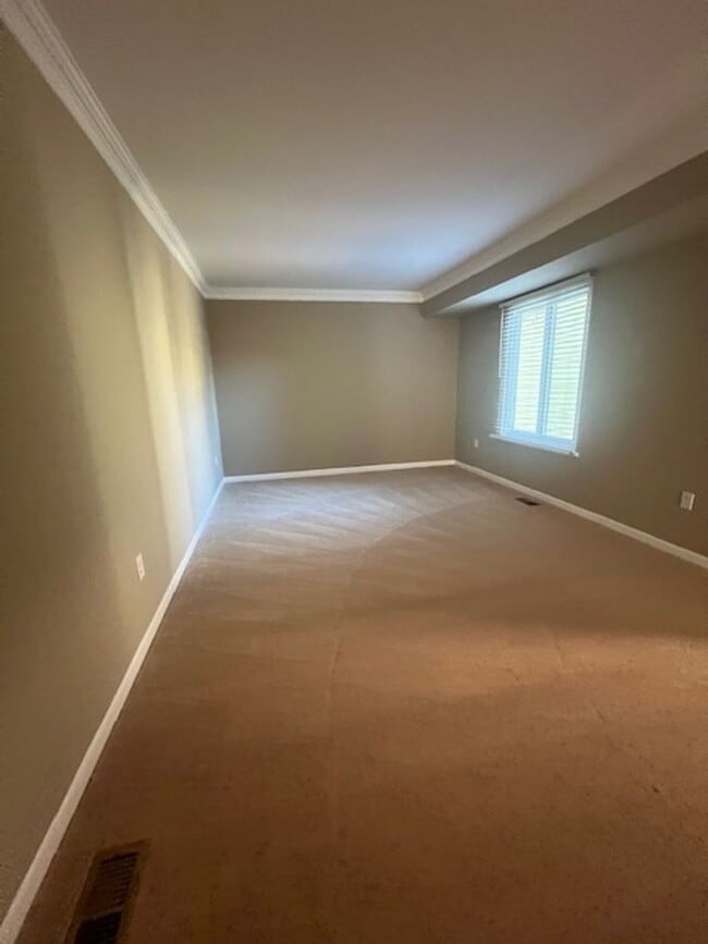 Building Photo - NICE WELL MAINTAINED TOWNHOME