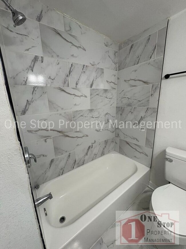 Building Photo - Gorgeous 4 Bedroom, 2 Bath in Independence!