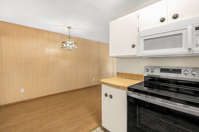 Building Photo - Great Grass Lawn Community Condo