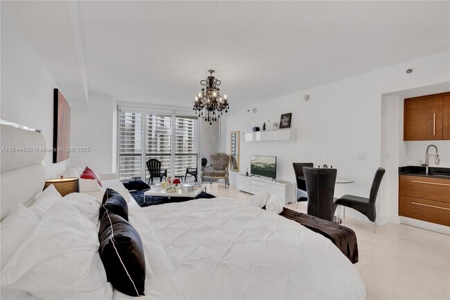 Building Photo - 475 Brickell Ave