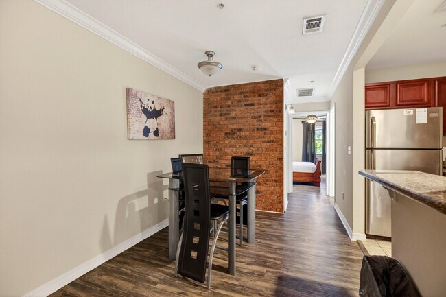 Building Photo - TDY Special! 1/1 fully furnished