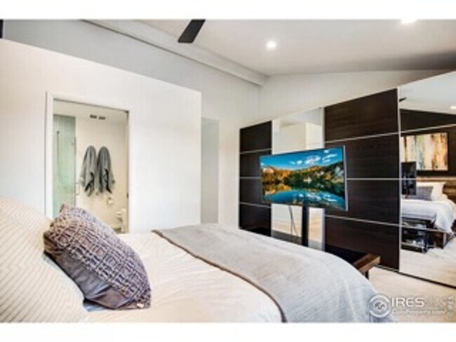 Building Photo - Recently Renovated and Updated 5 BR Townho...