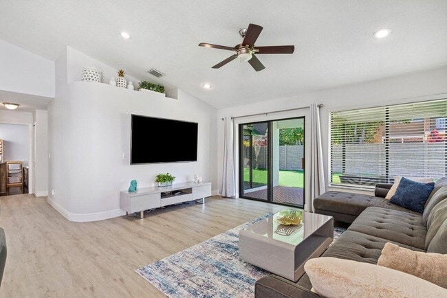 Building Photo - 10581 Mendocino Ln