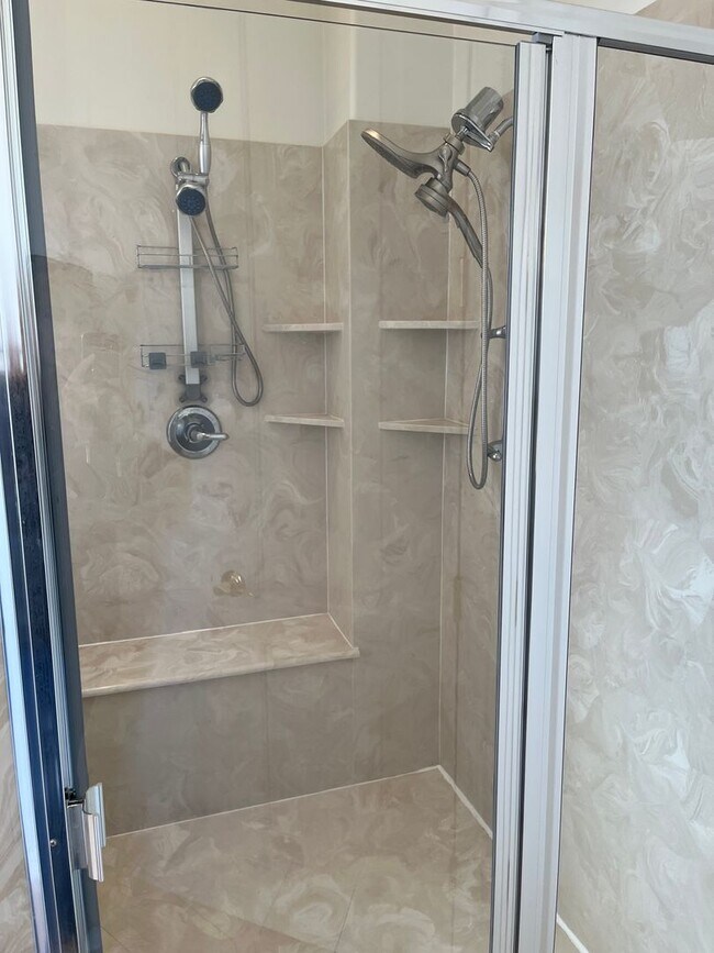 Building Photo - Elegant, spacious 3/2.5 home in gated LaPrivada