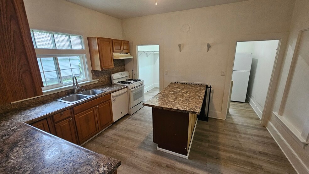Kitchen - 903 W Conger St