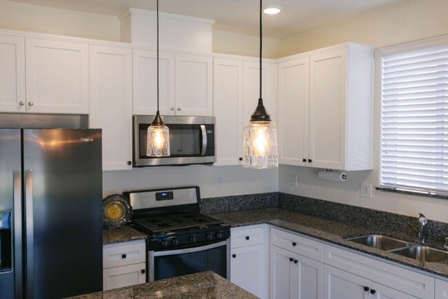 Building Photo - Lovely 3 bedroom home for rent in Hanford CA