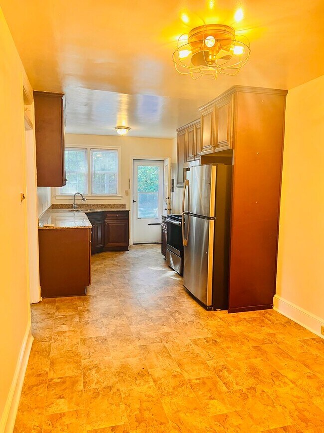 Building Photo - 4126-4126 Cassina Rd