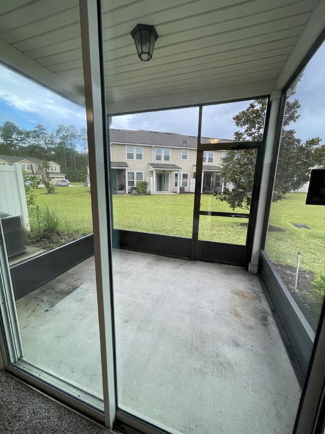 Building Photo - 3 bedroom 2 .5 bath townhome 2 car attache...