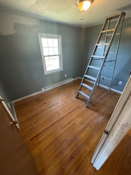Bedroom 2 - 7 Lawrence Ave