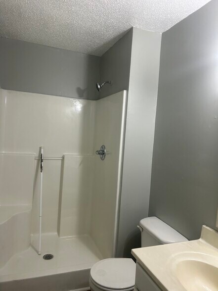 Building Photo - 2072 Hillcrest Ave