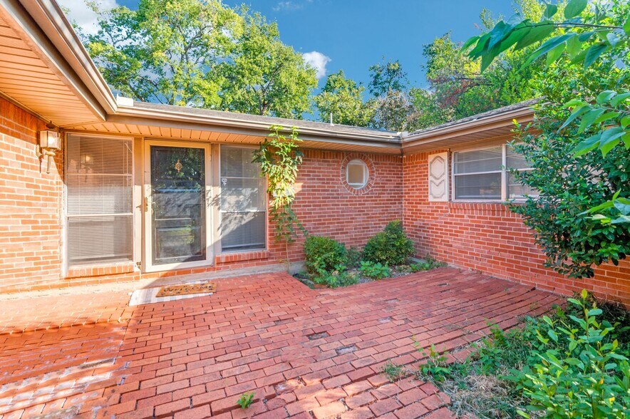 Building Photo - 2101 Bradford Dr