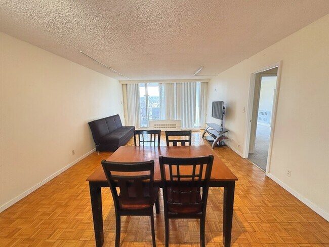 Building Photo - 33 Pond Ave