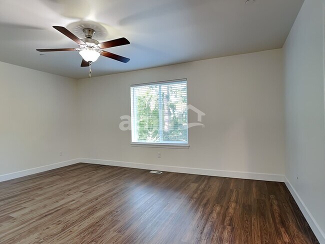 Building Photo - 13918 106th Ave E