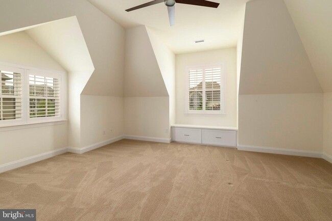 Building Photo - 6098 Creekside Dr
