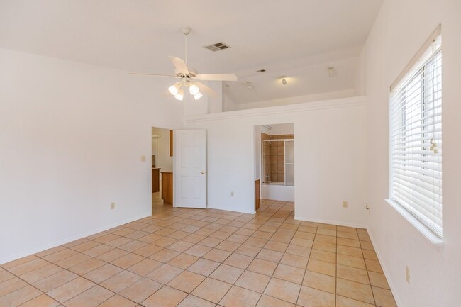 Building Photo - 3 Bedroom 2 Bath Home