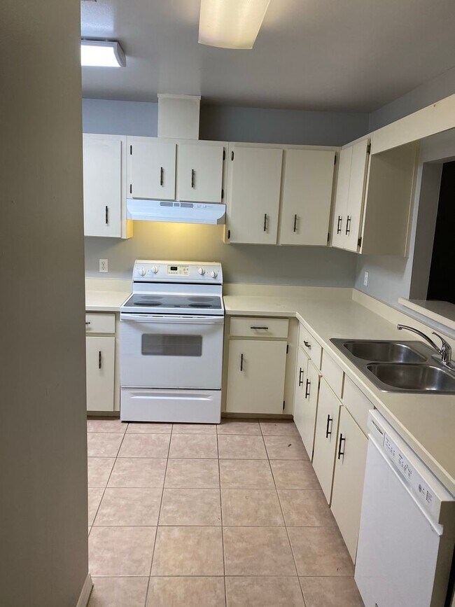 Building Photo - 505 Bristol Dr