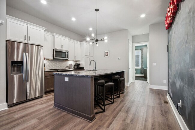 Building Photo - 2135 24th Ave N