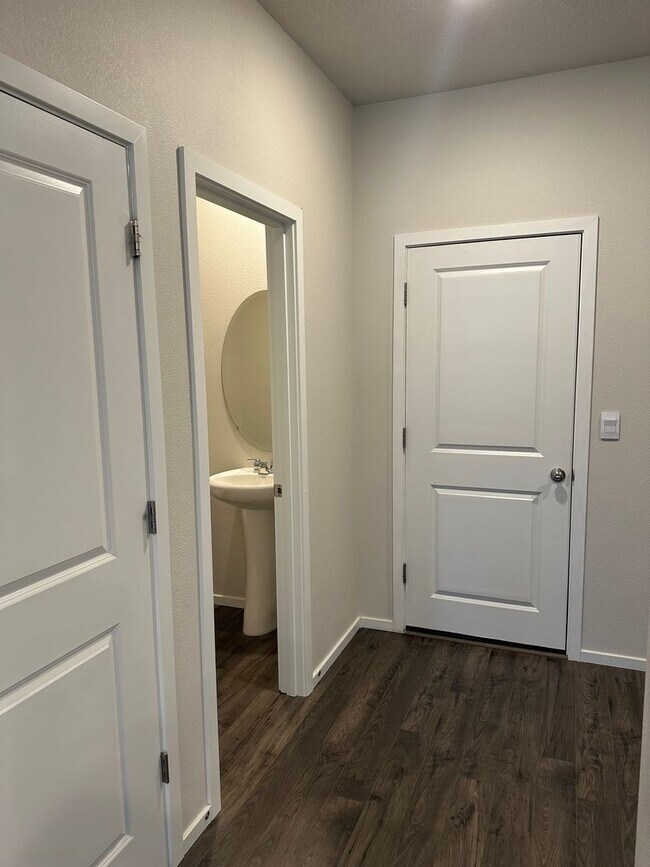 Building Photo - Newer 4 bedroom 2.5 bathroom house! AVAILA...