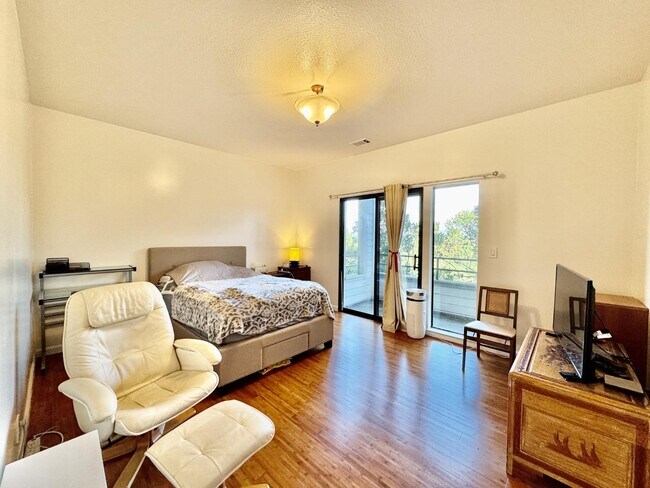 Building Photo - 59 Appian Way