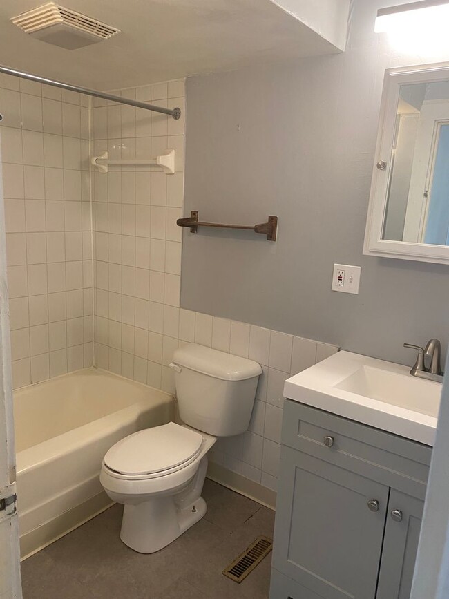Building Photo - Cozy Single Bungalow right in the Wedge! A...