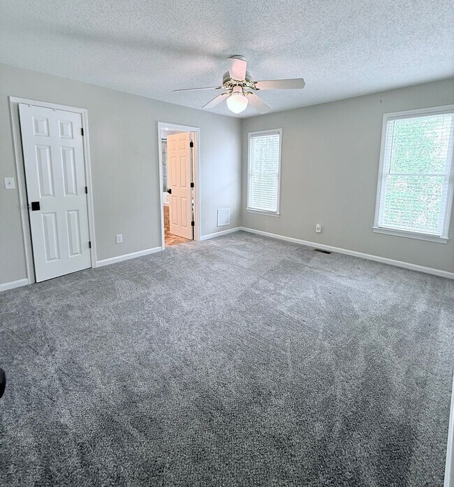 Building Photo - 31 White Oak Dr SE