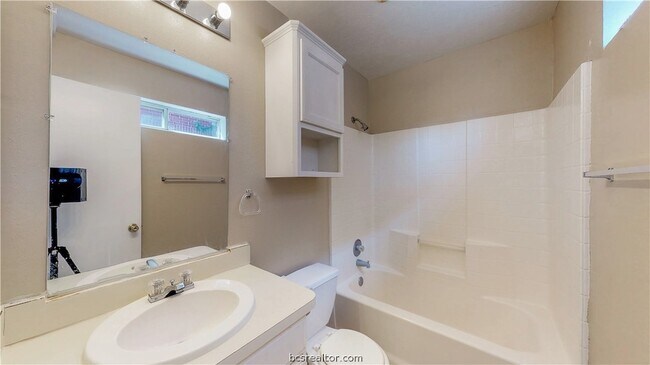 Building Photo - 1509 Hollowhill Drive Unit A