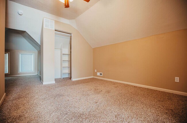 Building Photo - 512 S Main Ave