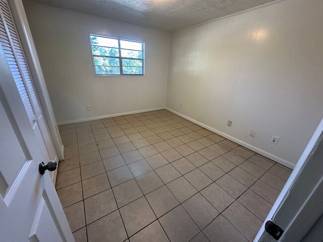 Building Photo - Multi-Family Property with 2 Units, (2 Bedroom/1 Bath)