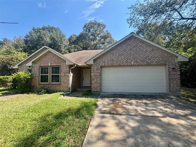 Building Photo - 3815 Maple Dr