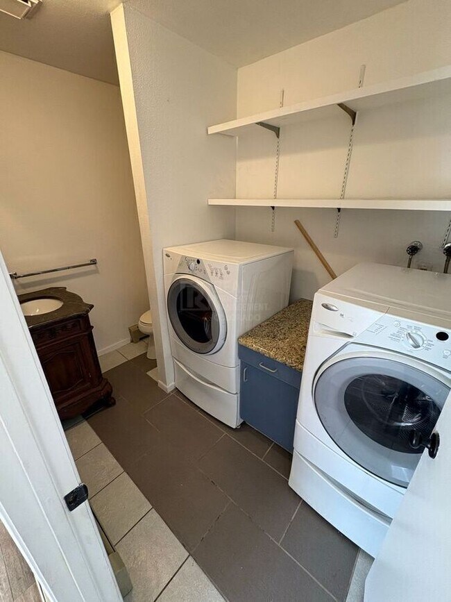 Building Photo - 1706 E 17th St