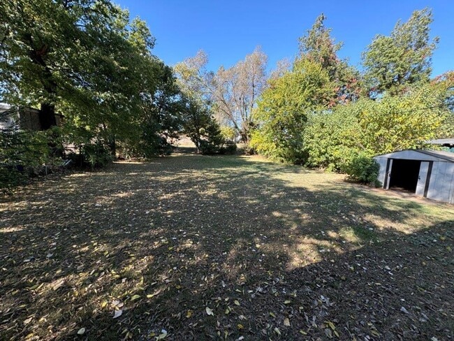 Building Photo - 2 bed 1 bath in Chickasha updates throughout!  250 off your move in by Jan 1st!