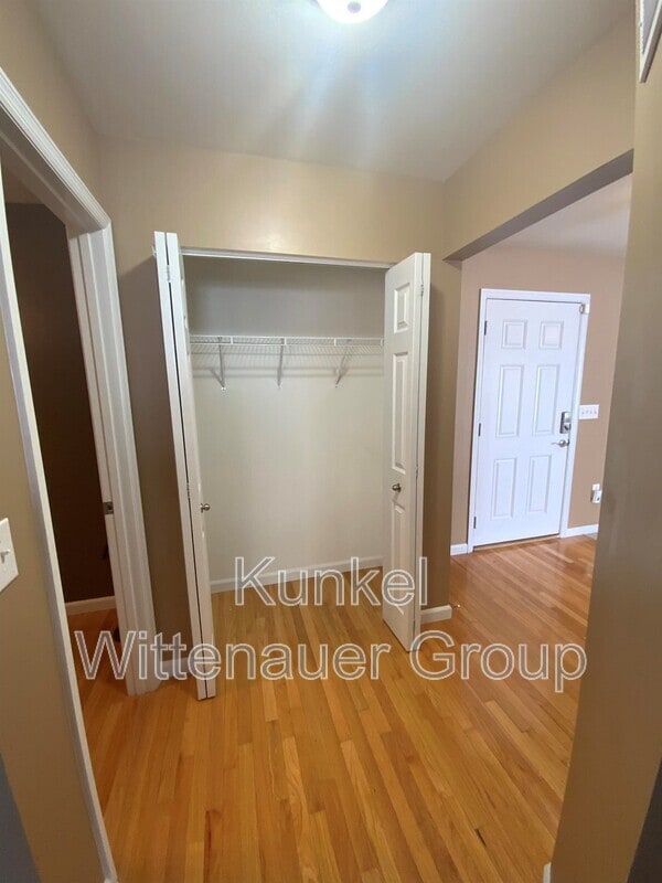 Building Photo - 2437 Larchmont Dr