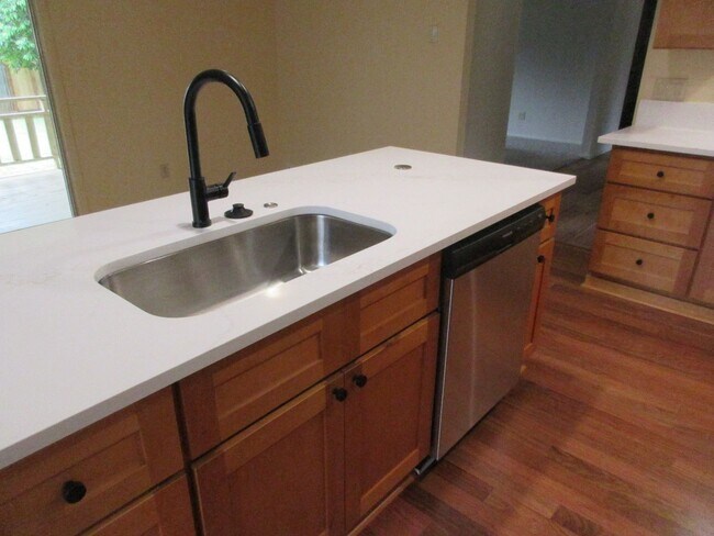 Building Photo - Great Three Bedroom Close South Salem