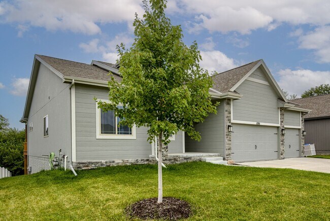 Building Photo - Gorgeous 3 Bedroom In Papillion!!