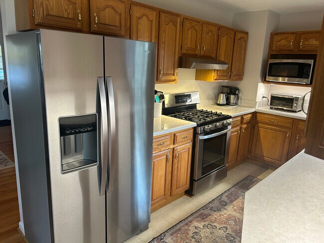 Building Photo - 44 Maple Ave