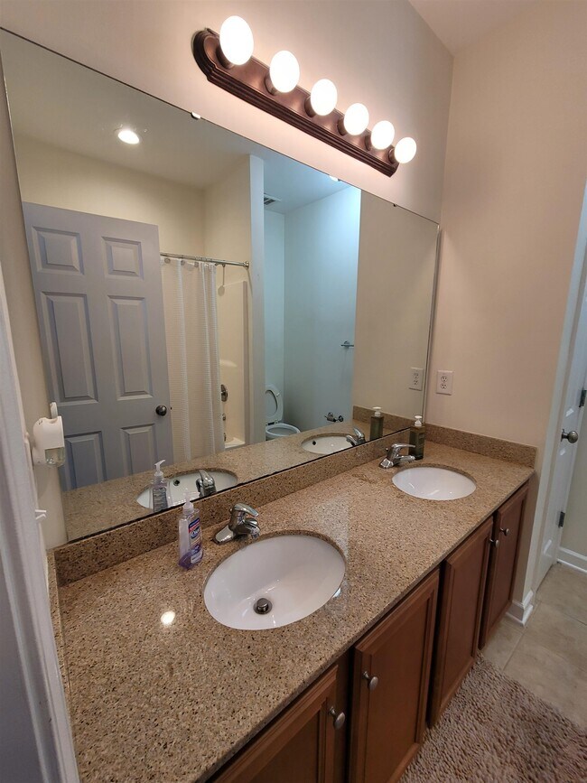 Building Photo - 926 Price Ln
