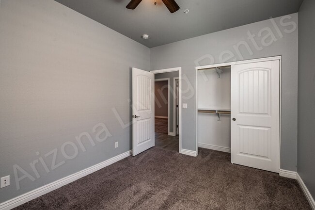 Building Photo - DON'T MISS THIS THREE BEDROOM TOWNHOUSE IN A PRIME LOCATION