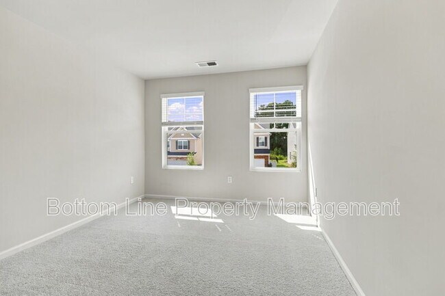 Building Photo - 5811 Woodlawn Dr