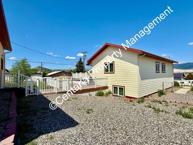 Building Photo - Beautiful home on the outskirts of town!