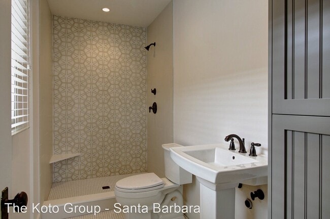 Building Photo - 617 De La Vina St