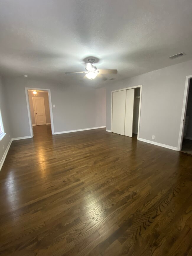 Building Photo - 3803 Poinsettia Dr