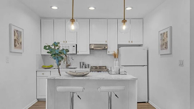 Building Photo - This fabulous Pied-a-Terre, loaded with ch...